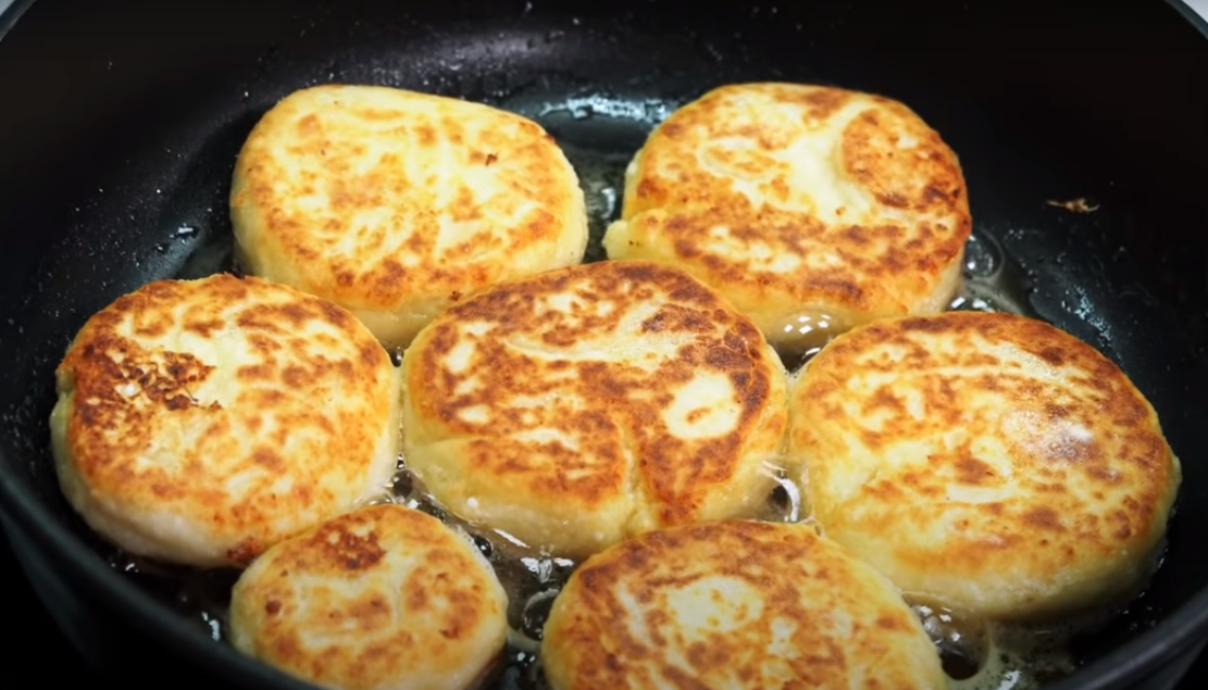 Сколько жарят сырники из творога на сковороде. Сырники жарятся на сковороде фото. Как сделать ровные сырники стаканом.