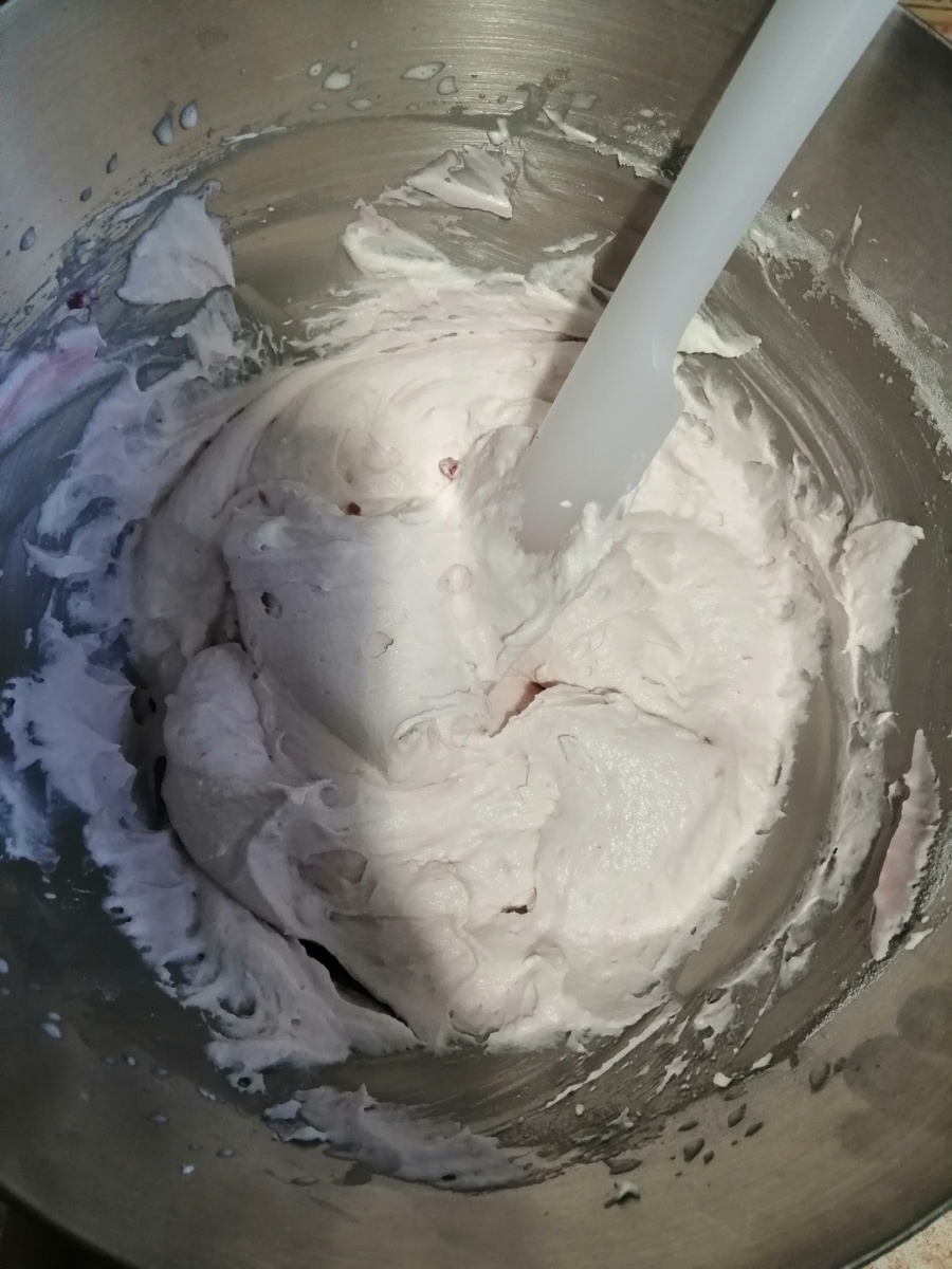 Вот такой он должен получится, у меня вишнёвый йогурт. 