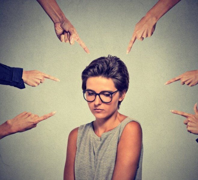 Женщина с пониженным чувством собственной значимости