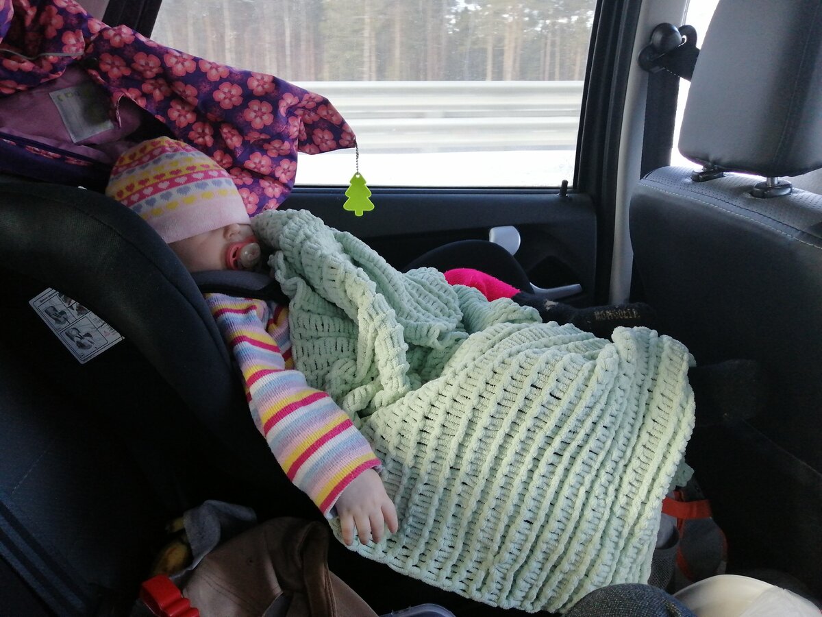 Шапка на глаза и куртка, чтобы солнце в глаза не светило :) 