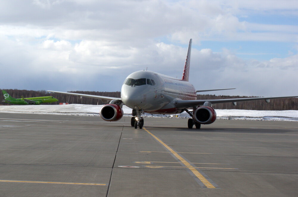 Superjet  на рулении. Прибыл гораздо раньше. Embraer на посадке