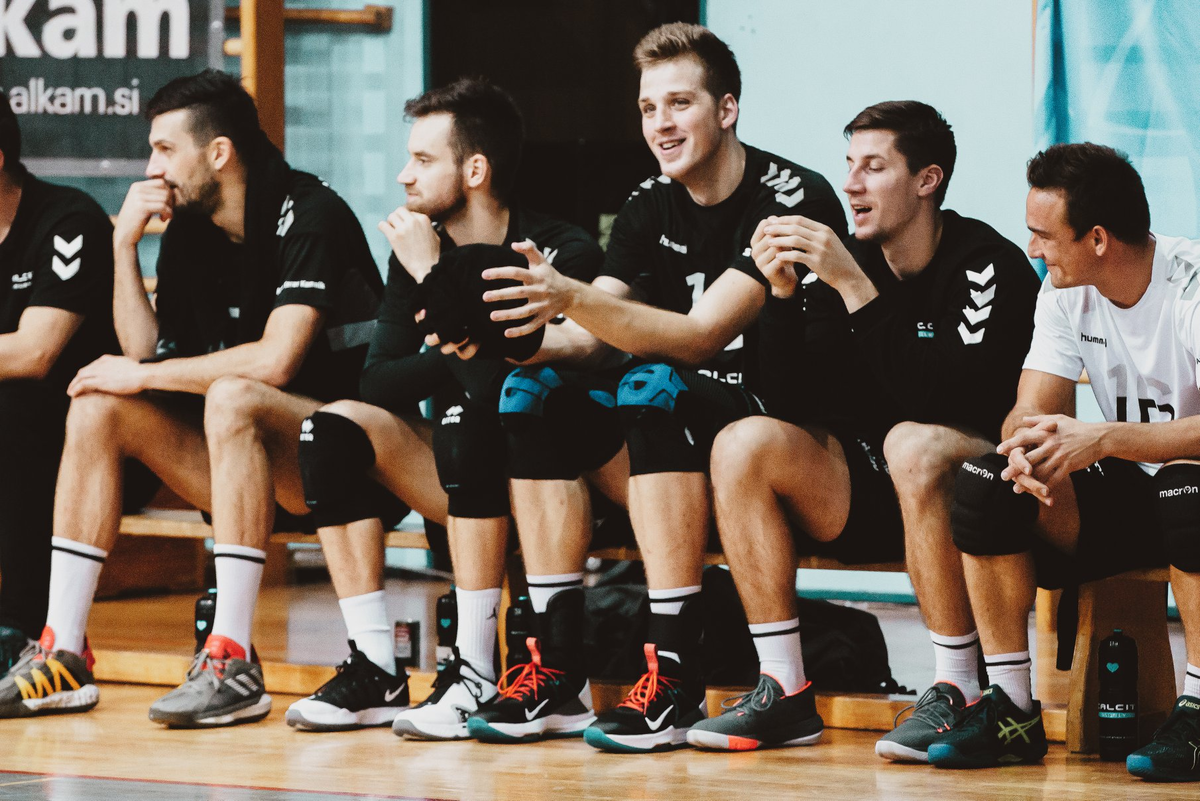 Шталекар на скамейке клуба Кальцит (в центре). Источник: Фейсбук Кальцита