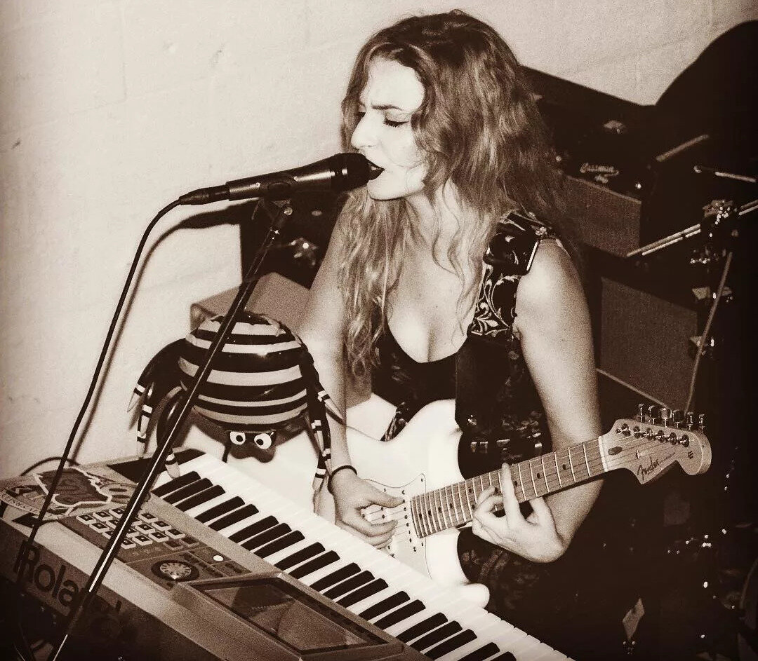 Экзамены в Щуку Варум провалила, но, тем не менее делала всё, чтобы стать звездой эстрады