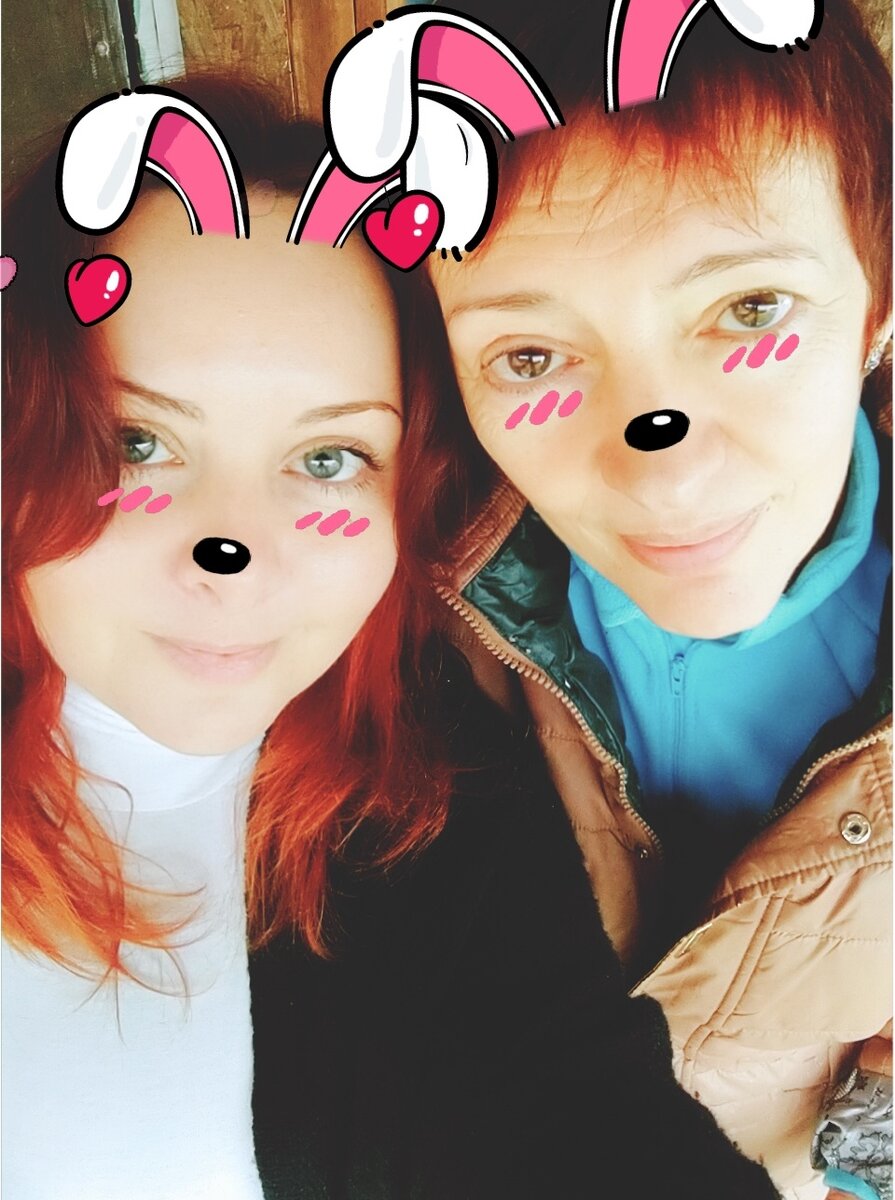 Я и мамочка. Она у меня очень похудела, после того, как переболела всеми известной инфекцией.  