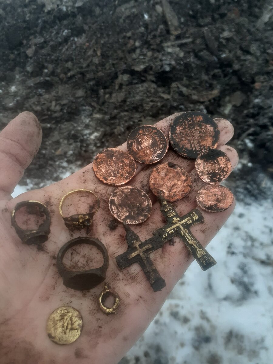 Бел кладоискатель. Монетка с крестом. Разновидности перстней кладоискателей. Монета крест и внизу месяц античная бронза. Кельтская серебряная монета с крестом.