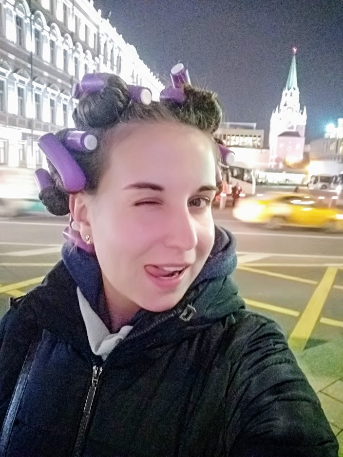 автору не стыдно гулять у Кремля в бигудях
