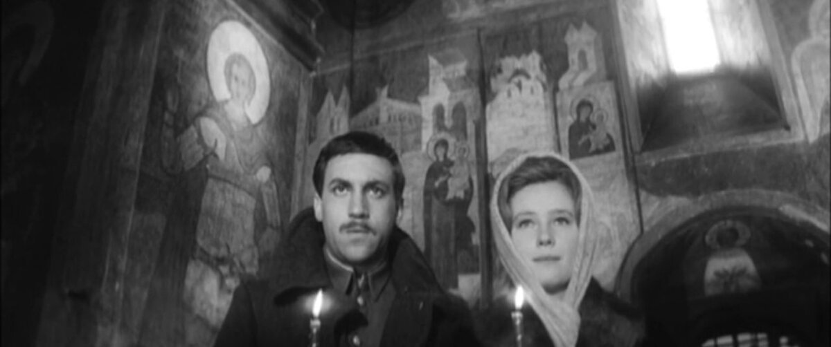 Владимир Высоцкий в роли поручика Брусенцова, Ия Саввина в роли Саши. Кадр из фильма "Служили два товарища", 1968 г., режиссер Евгений Карелов, сценаристы Юлий Дунский, Валерий Фрид, композитор Евгений Птичкин (скриншот)