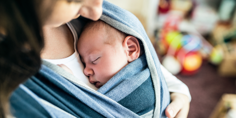 Пример ношения младенца в слинге