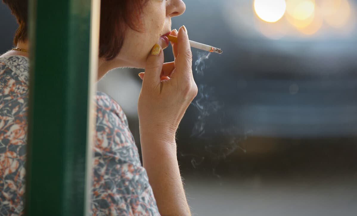 Канал бабская курилка. Взрослая женщина с сигаретой. Курящие женщины на улице. Женщина с сигаретой на улице. Мама с сигаретой.