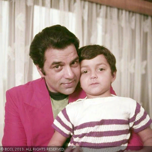 Бобби Деол с отцом - Дхармендрой.