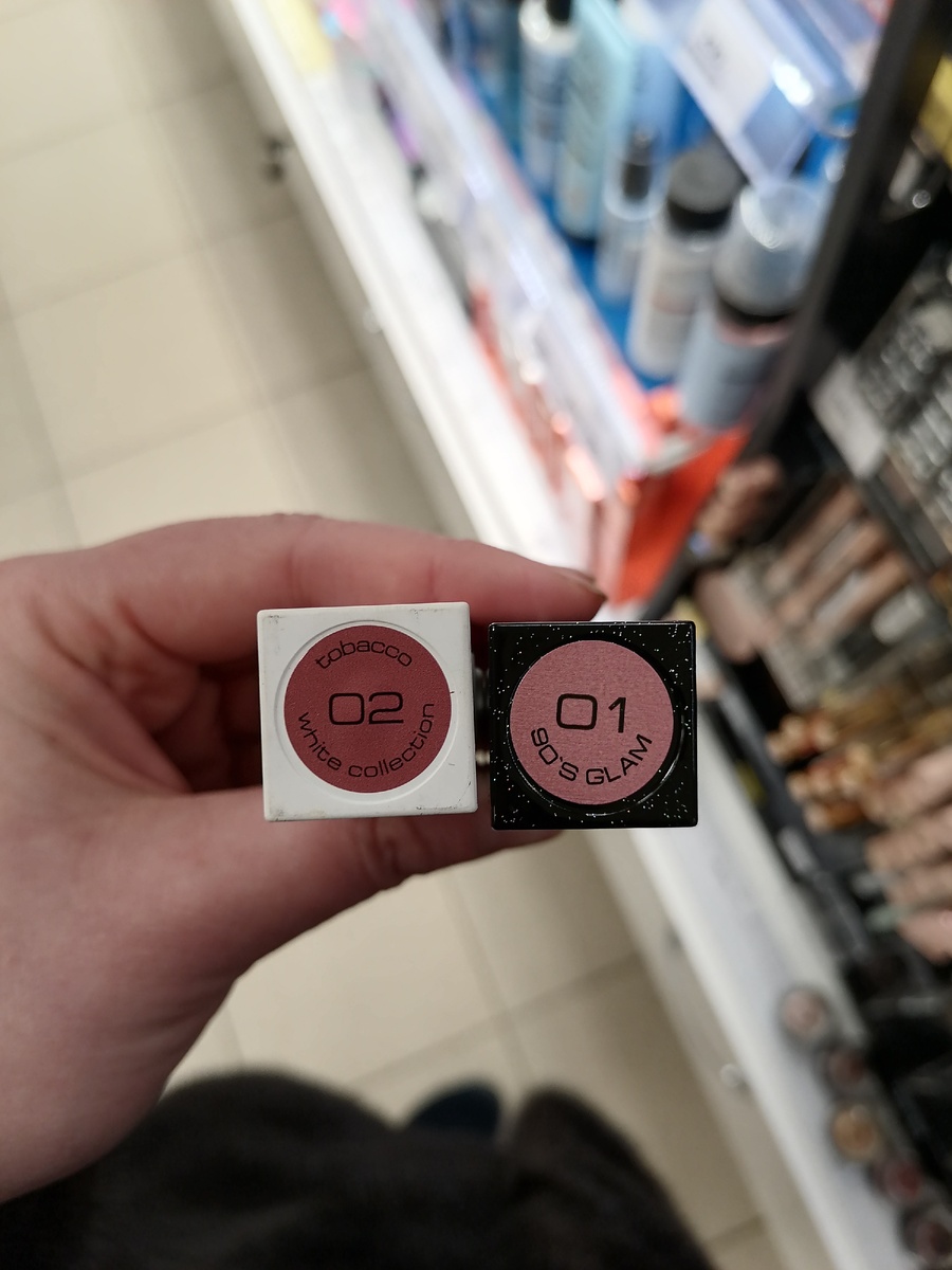 Скидки нет, но хочу сказать, что эти два оттенка из лимитированной коллекции (белой и черной) просто бомба. Табак - коричнево-бордовый, глэм - нюд, припыленная роза