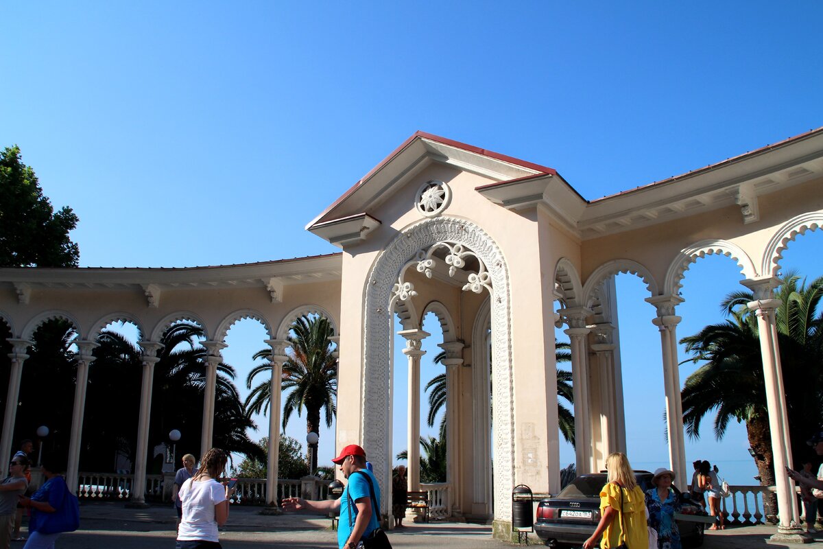 Колоннада Гагры, знакомая с детства. Фото из личного архива.