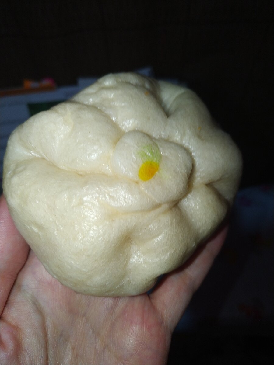 Булочка бапао с начинкой из дуриана. Сама купила, сама сфоткла, сама же и съела.