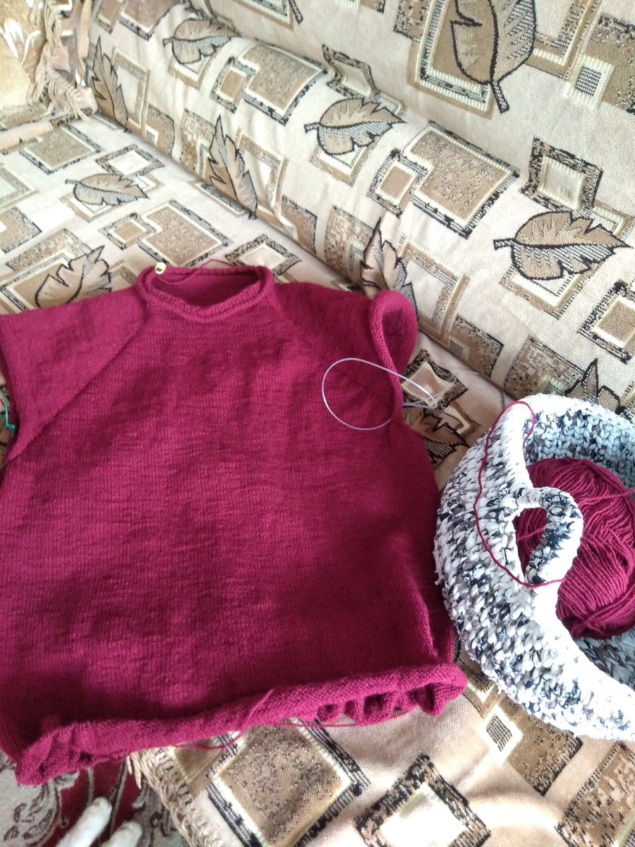 Вяжу регланом с верху. Рисунок обычная лицевая гладь. Пряжа АЛИЗЕ . Применила азиатский росток. Для подрезов набрала 10 петель. Заканчиваю вязать тело .Скоро и до рукавов дело дойдет.