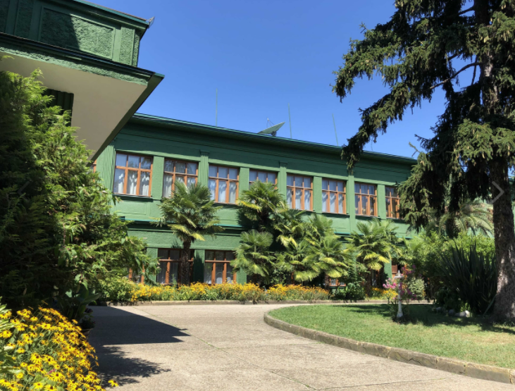 одно из зданий резиденции Сталина в Сочи