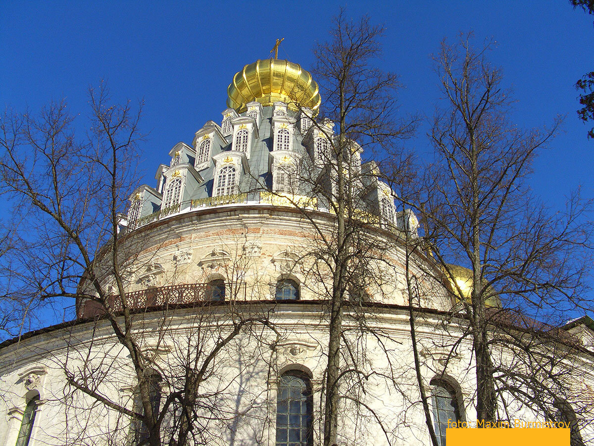 Яркая и необычная архитектура заставляет путешественника разглядывать храмы в подробностях.