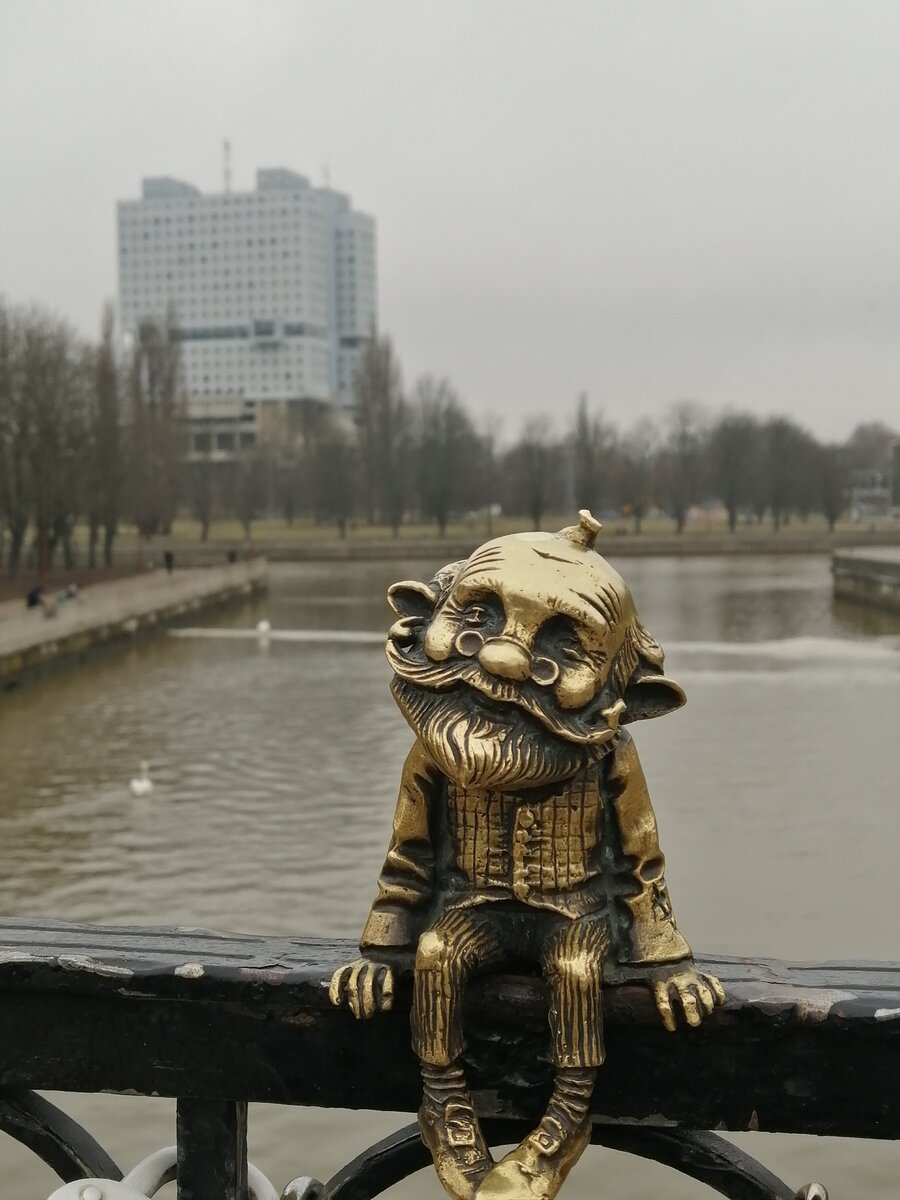 Медовый  мост на остров Канта. Дедушка Хомлин
Хомлин дедушка Карл был первым из семейства. Он появился летом 2018 года.
Дедушка хомлин также известен как Дедушка на мосту.