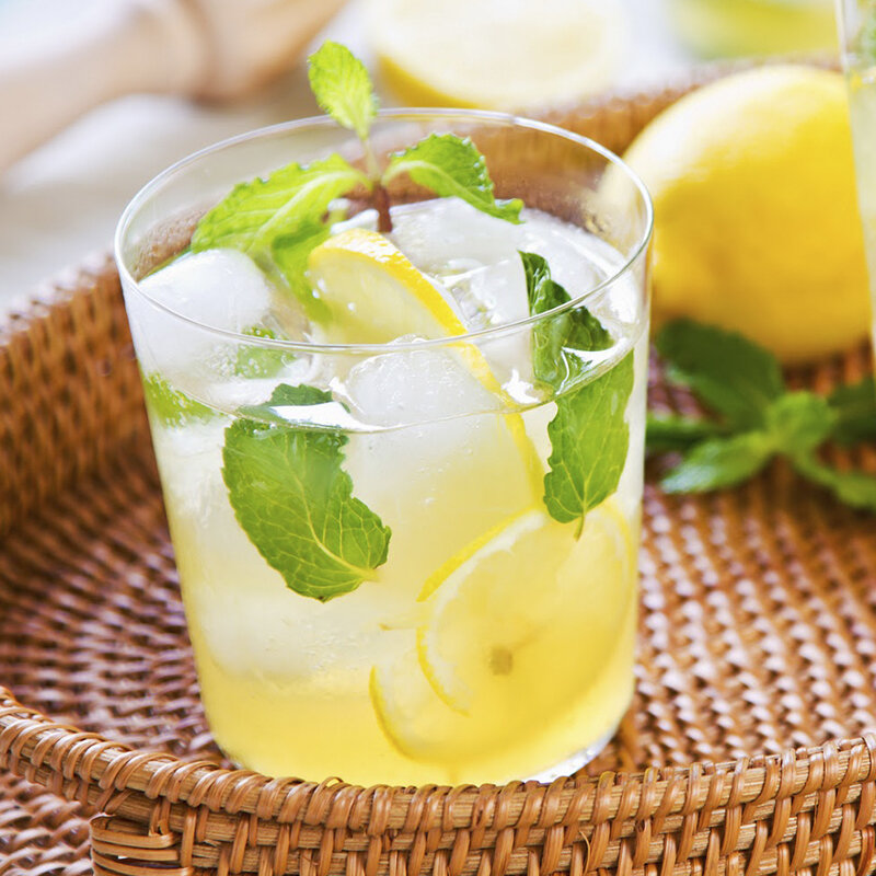 Лимонад сок сахар и вода. Сахар поставить растворится. Поставить напиток холодильник на 20-30 минут. Лимонного сока 200 мл. Сахар 200 г.вода 1,5л.