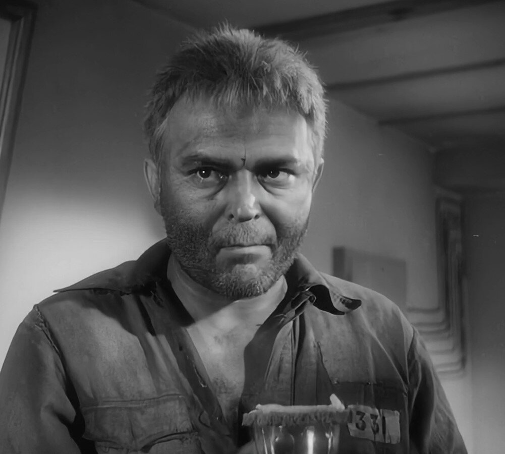 Соколов показательно отламывает от куска хлеба маленький комочек и кладет в рот