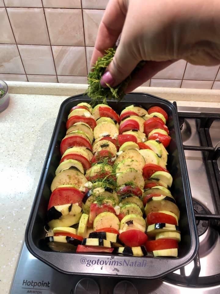 Чтобы приготовить Рататуй  мы смажем форму небольшим количеством масла и чередую разложим овощи. Баклажаны, кабачки и помидоры. Все овощи нарезаны кружочками. С кабачков снять шкурку , с баклажана шкурку снять полосками. 