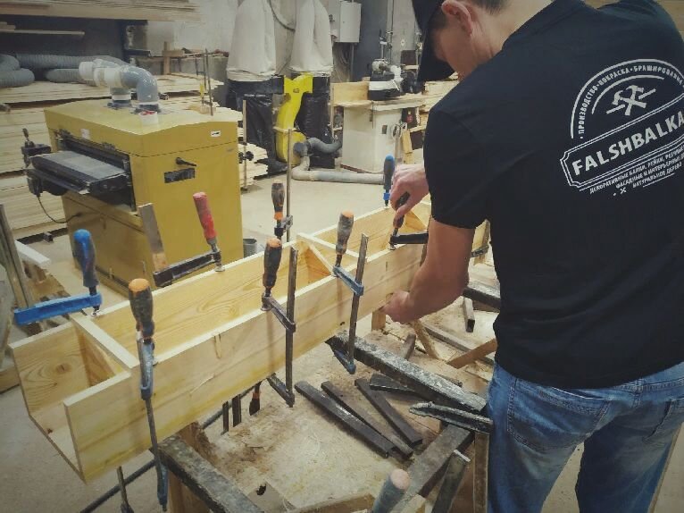 Процесс склеивания заготовок в столярном цехе. В таком виде каждая фальшбалка остаётся на 24 часа