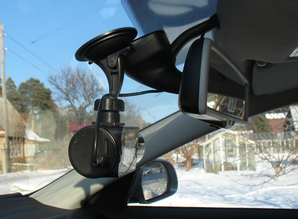 Многие водители стали размещать в своих автомобилях дополнительные гаджеты. Видеорегистраторы, радар-детекторы, навигаторы и другие устройства удобнее всего располагать на лобовом стекле.