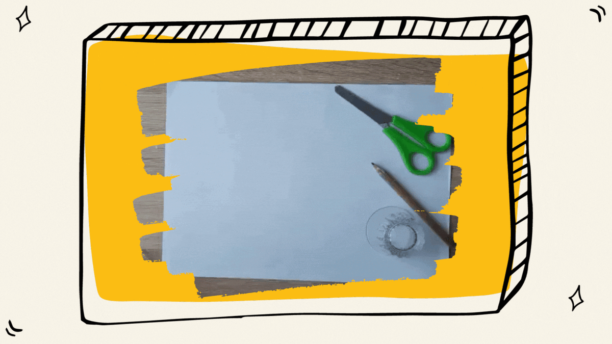 Для изготовления цветка нам понадобится шаблон круга (мы использовали стаканчик). 
Обводим форму. 