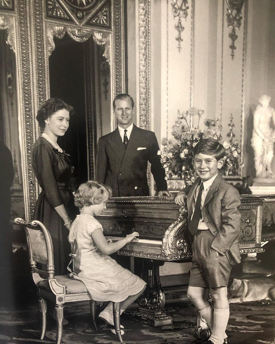 Принц Филипп и королева Елизавета II с двумя из четырех своих детей: принцем Чарльзом и принцессой Анной (1957 год).