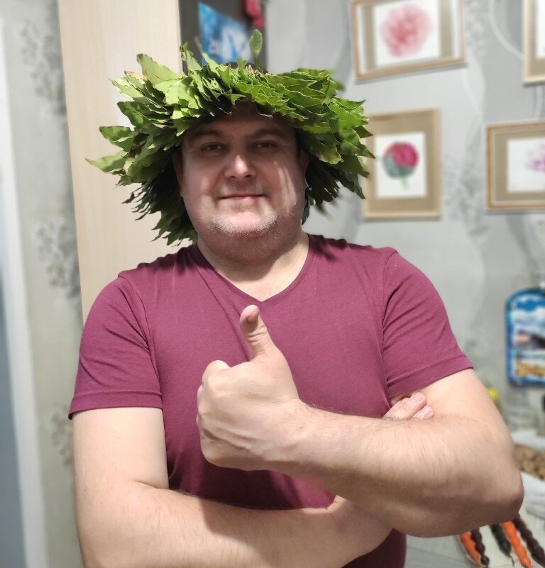 Вован с венком из настоящего Лавра. Почувствовал себя возвышенно