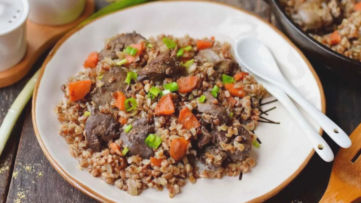 Гречка с овощами. Гречка по-купечески с куриной печенью. Гречка по купечески. Гречка по-купечески с говядиной. Гречка с печенкой.