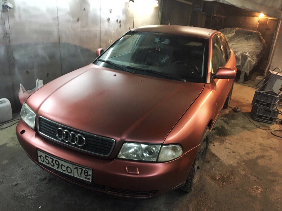 Фото второго помещения и пара работ в нем