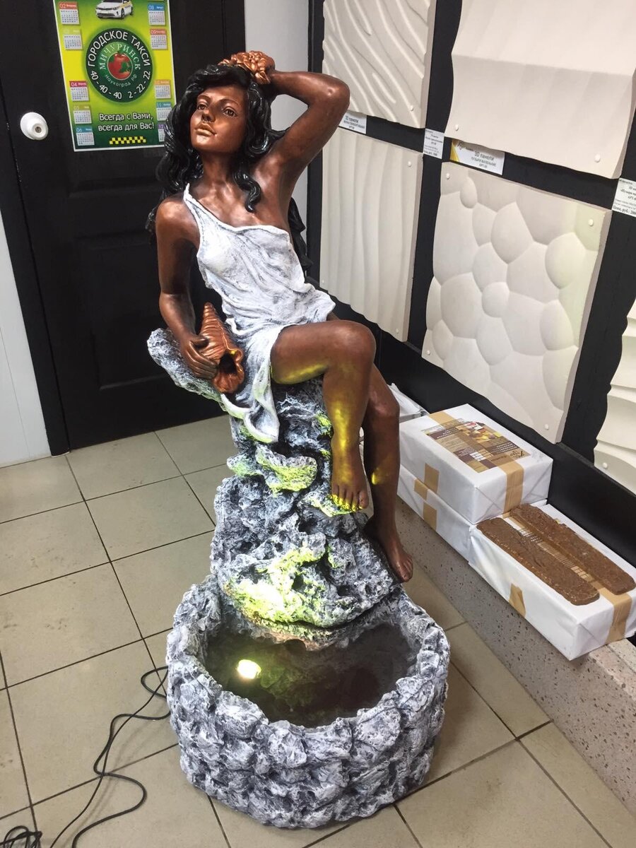 Фонтан "Девушка на камне"