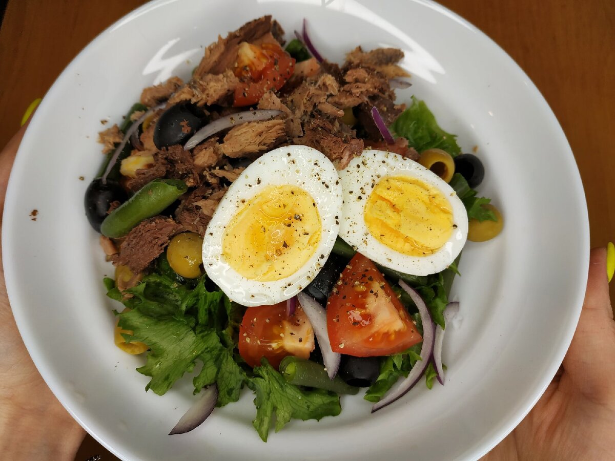 Салат с тунцом и овощами ("Нисуаз")