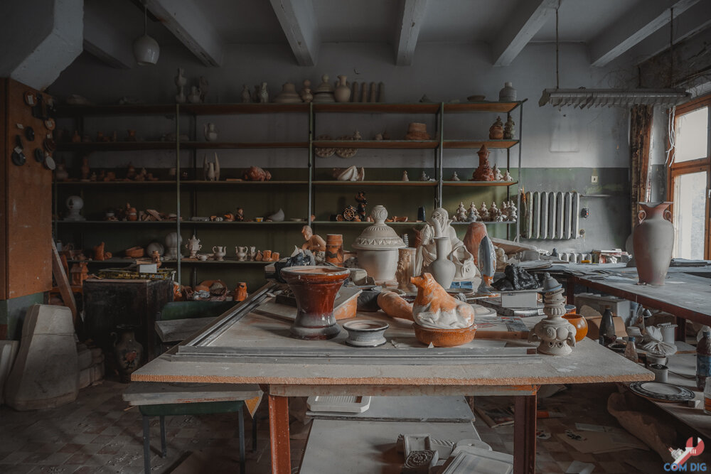 Заброшенное производство знаменитых гжельских фигурок. Сотни ...