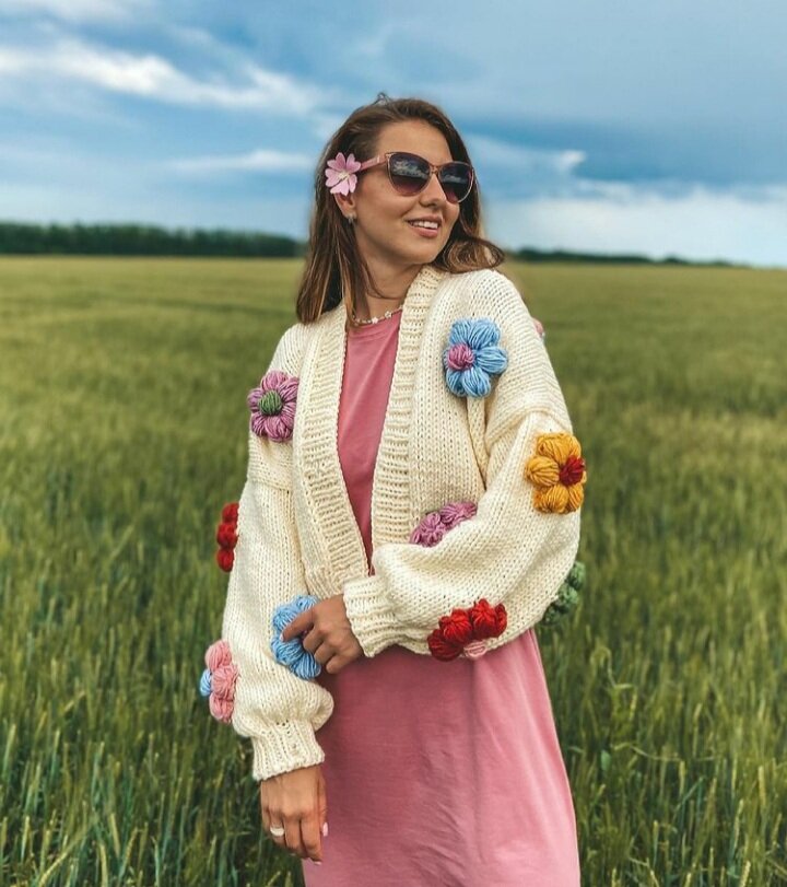 Девушка, как яркий цветок в поле...