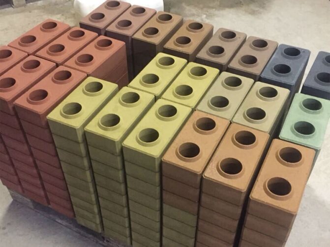 Лего-кирпичи бывают разных оттенков также как и их маленькие игрушечные собратья.