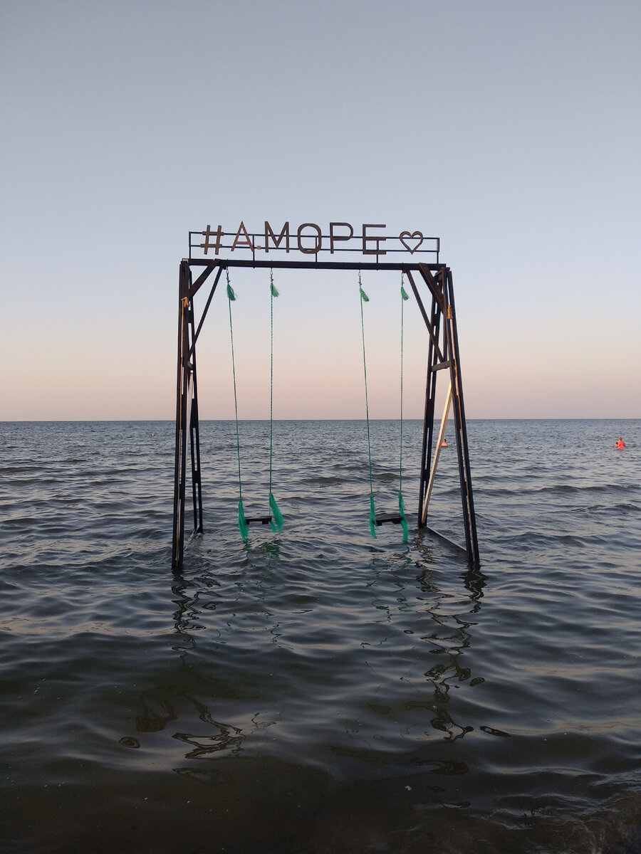 Удивительно увидеть в море огромные качели.