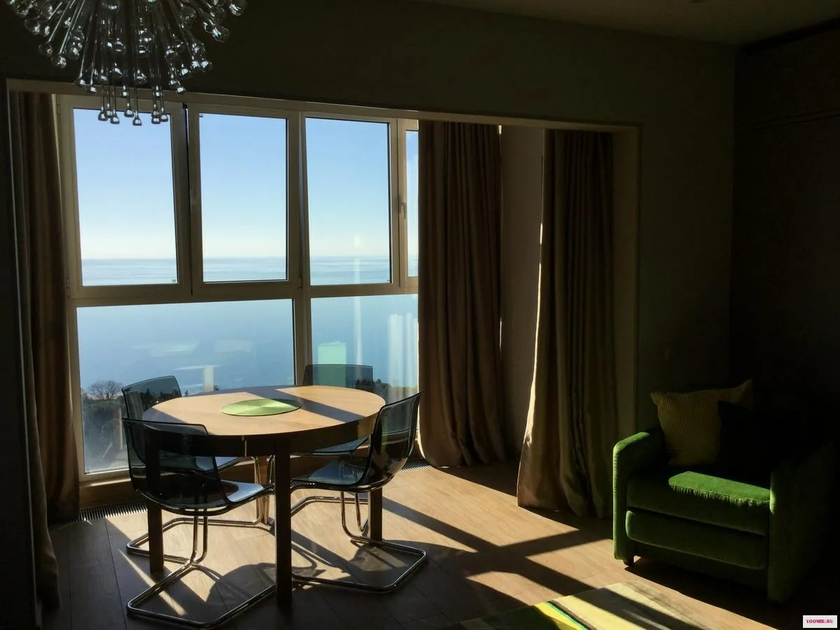 Аренда посуточно у моря. Квартира с видом на море. Апартаменты с видом на море. Адлер апартаменты с видом на море. Панорамные окна вид на море Сочи.