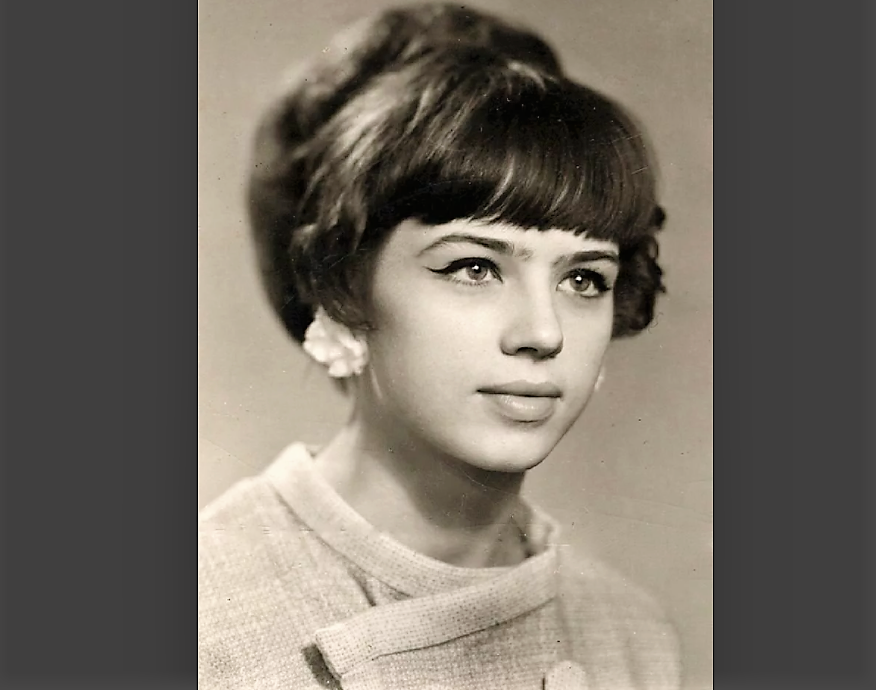 Когда родилась актриса. Елена Преснякова в детстве. Елена Преснякова в молодости. Солистка самоцветов Кобзева. Елена Кобзева без парика.