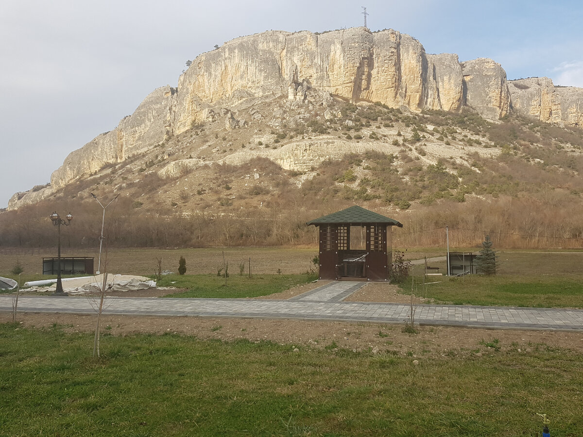 Село в глубинке - особая магия предгорных мест. Шикарный парк в  оригинальном деревянном стиле. И про цены на квартиры и дома. | Добрый  Крым. | Дзен