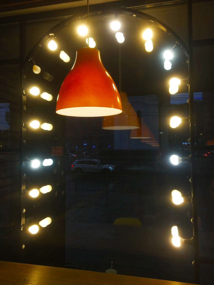 Светильники на фото иллюстрируют мою миссию: я вношу ясность в размышления собеседников.