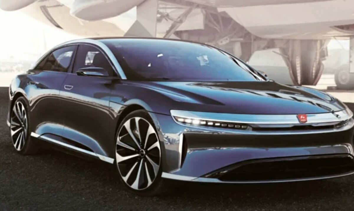 ГАЗ показал свою новую Волга 21-24 2021-2022 модельного года

В сети просочилась информация о том, что Горьковский автомобильный завод (ГАЗ) планирует в ближайшее время выпустить новую Волгу. Новинка может получить название «21-24″. Как заявляет производитель, новая Волга 21-24 2021-2022 будет полностью электрокаром. Как заявил производитель, что он не желал раньше времени рассекречивать свою новинку. В тайне удержать информацию не удалось. В сеть попали фотографии как промо, так и кадры, сделанные в инженерных отделах предприятия, где автомобиль проходит заводские испытания.

Новая Волга 21-24 2021-2022 имеет кузов лифтбек и будет схожа с Порш Панамера и Тесла Модель С. Автомобиль будет продаваться как премиальный и цена его ориентировочно будет начинаться от 3 миллионов 700 тысяч рублей и заканчиваться в отметку 8 миллионов рублей. Автомобиль имеет крайне агрессивную переднюю часть со светодиодными горизонтальными фарами, которые плавно переходят в псевдо радиаторную решетку. Над ними установлена горизонтальная хромированная планка, которая делает переднюю часть очень агрессивной.

Волга 21-24 2021-2022 будет оснащаться большими колесами с дисками диаметром 21-дюйм. Крыша новой Волги может быть окрашена в цвет отличным от цвета кузова.
Задняя часть выглядит не менее привлекательней. Особенностью задней части является огромная крышка багажника, которая заходит на задние крылья. Не стоит забывать, что данный автомобиль является лифтбеком и, следовательно, большая крышка багажного отделения будет открываться вместе с задним стеклом.

Салон не будет уступать другим премиальным мировым моделям автомобилей. Новая Волга получит также современную торпеду с электронным щитком приборной панели. Ее внешний вид водитель сможет настраивать по своему усмотрению. Диагональ приборной панели будет составлять 10,5-дюймов. Рулевое колесо автомобиля двухспицевое. Управление всем в салоне осуществляется с помощью сенсорных кнопок и панелей.

Мультимедийна система представлена двумя дисплеями. Верхний предназначается для вывода информации, а нижний для более расширенной информации. Она будет поддерживать Apple CarPlay, Android Auto и Яндекс Авто. Также она оснащается голосовым управлением. К главной особенности данного мультимедийного дисплея можно отнести воспроизведение видео с разрешением в 4К.


Сам салон авто будет отделываться премиальными материалами и покупателю будут предложены несколько цветов отделки. Из материалов будут применяться натуральная кожа, замш и алькантара и дерево. Сидения оснащаются множеством электронных регулировок.

Новая Волга 21-24 2021-2022 будет обладать очень жестким кузовом. По технической части можно выделить электромоторы, общая мощность которых составляет около 600 лошадиных сил. Скорость данного автомобиля составляет 387 км/ч.

Производство новой Волги 21-24 ориентировочно должно начаться в 2021-2022 году