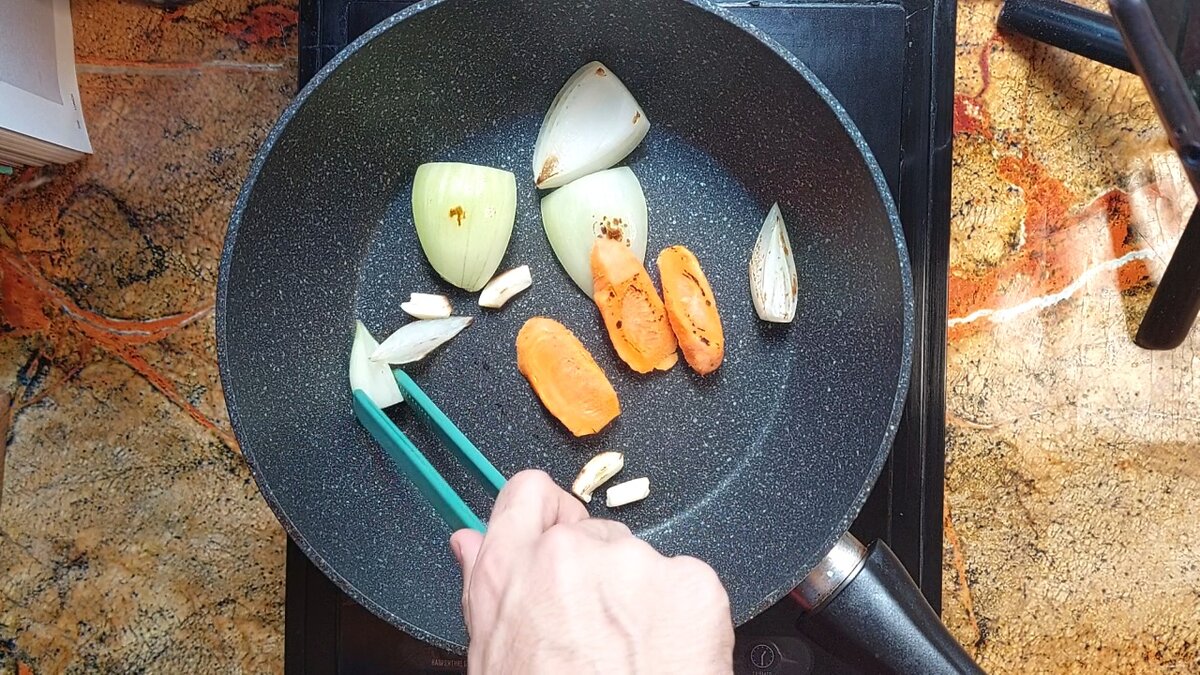 Жарим до потемнения на сухой сковороде 