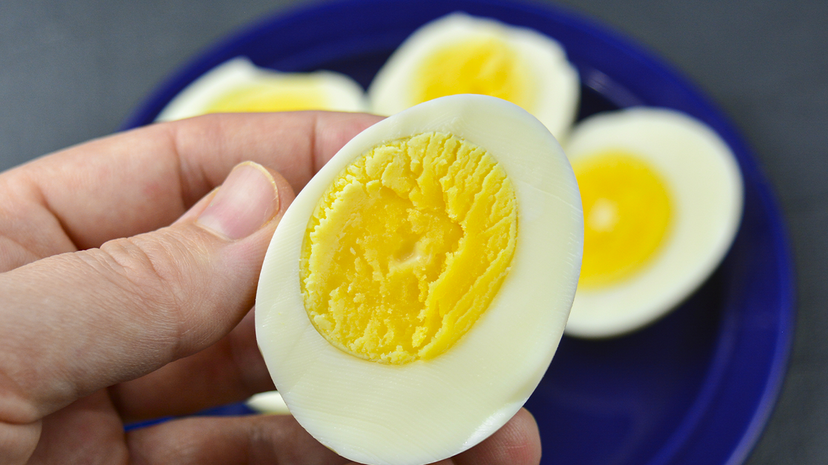 Как варить яйца для окрашивания, чтобы они не лопнули?