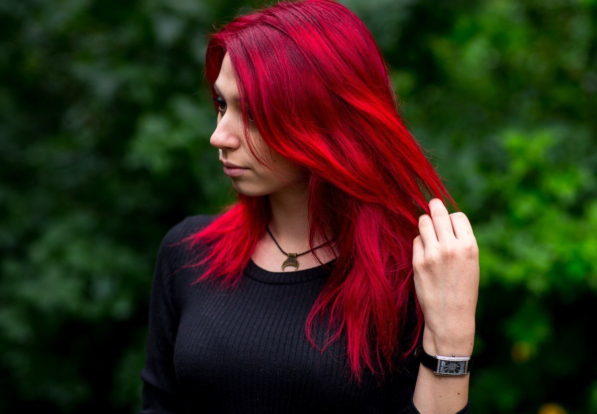 Видеоблогерша с красными волосами как ее зовут