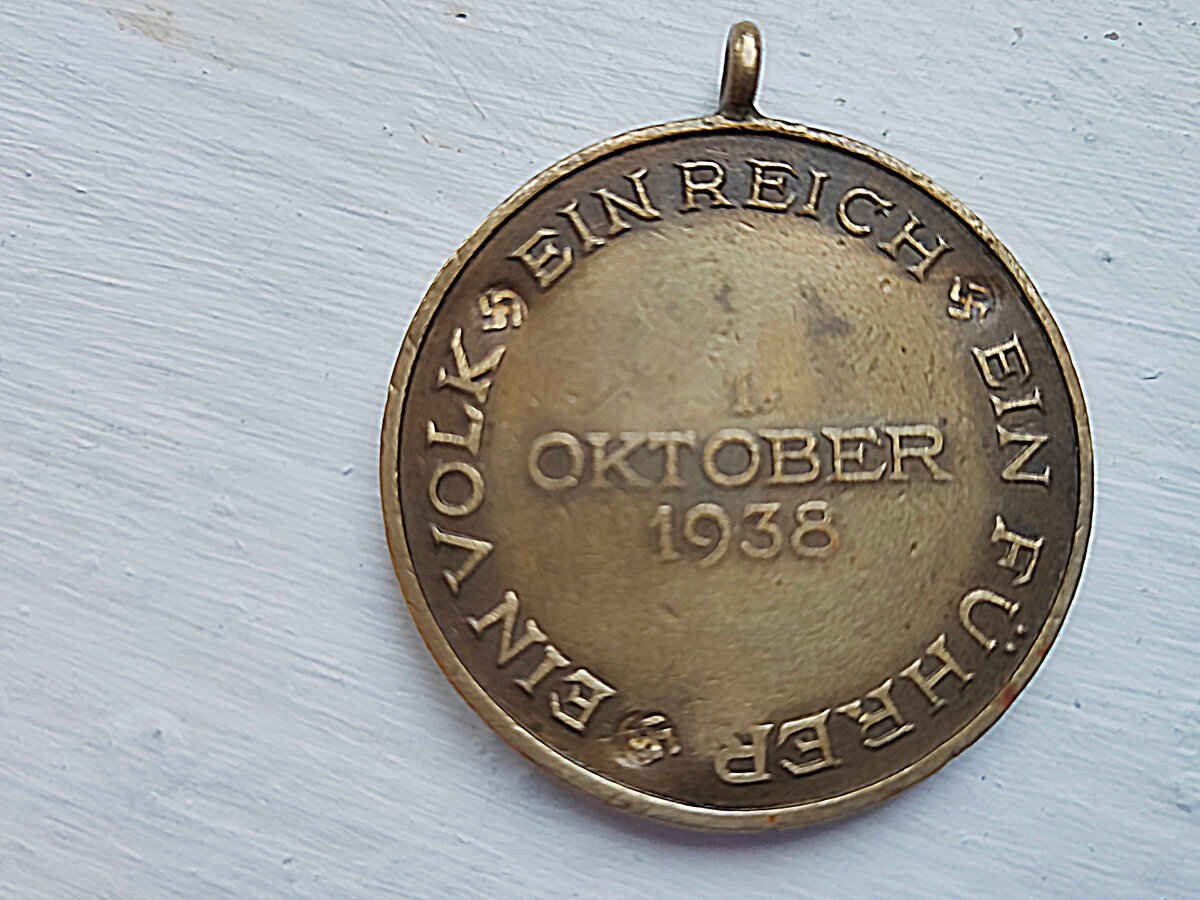 Три медали на одном пьедестале 8 букв. Медали 3 рейха. Медаль в память 1 октября 1938 года. Медаль лучший историк. Медаль забывчивого.