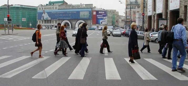 Пешеходы - тоже полноправные участники дорожного движения. (Фото взято из свободных источников в интернете.) 