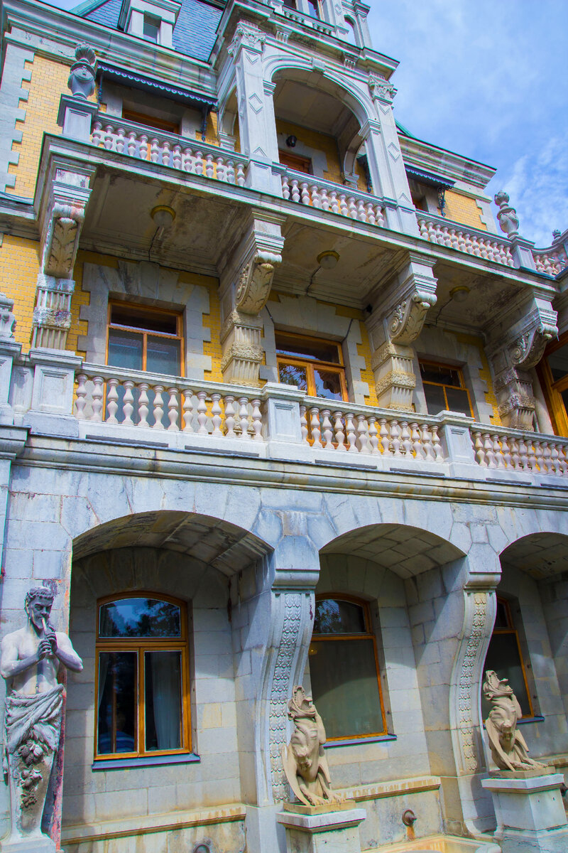 сатир и мифические животные из камня ,казалось, наблюдают, кто пришел в гости