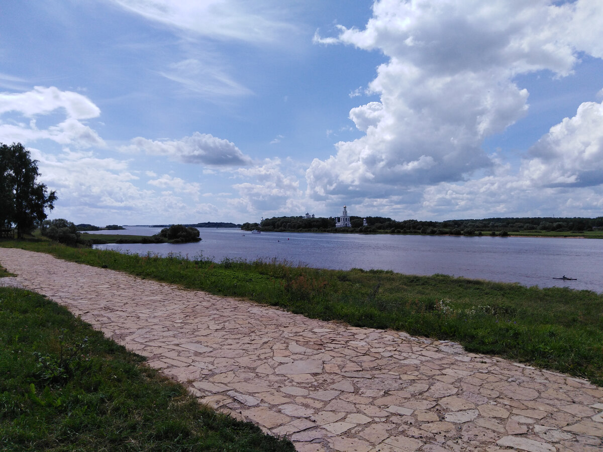Река Волхов, по которой проходил знаменитый торговый путь "Из варяг в греки". На заднем плане - Юрьев монастырь, расположенный неподалеку от новгородского кремля