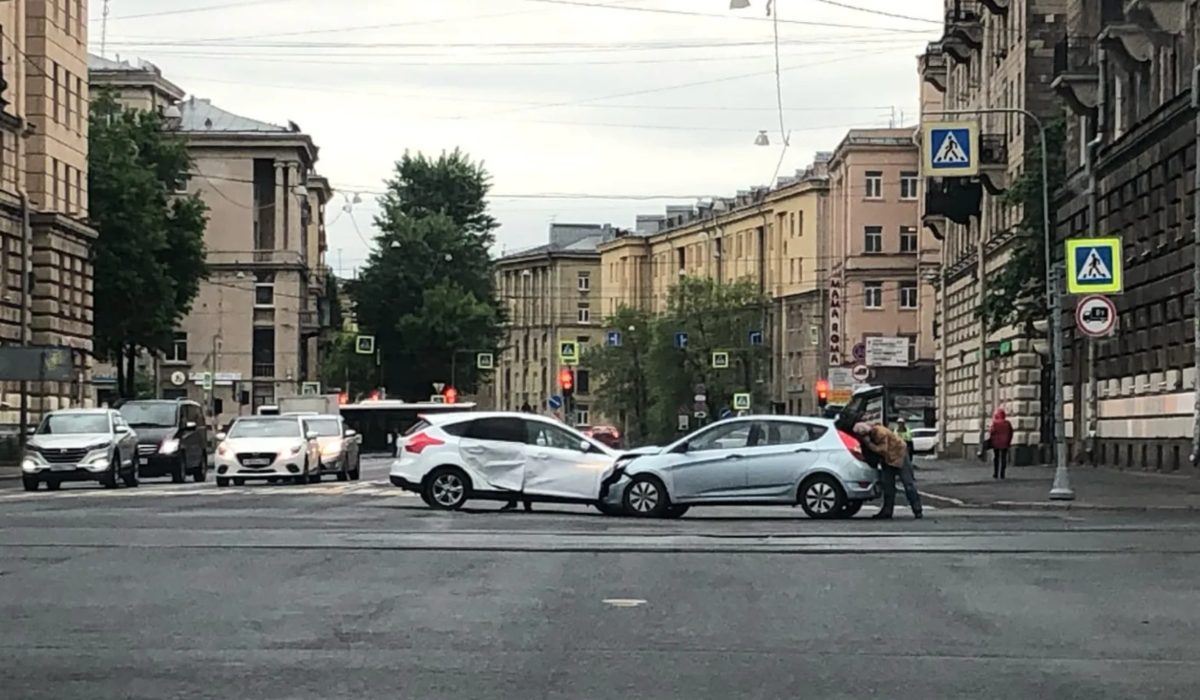 Поворот налево на перекрестке. Каким бортом разъезжаться правильно: левым или правым?